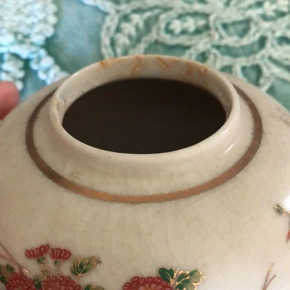 Small Beige & Metallic Gold Japanese Porcelain Ceramic Jar With Peacock Birds - Picture 6 of 15